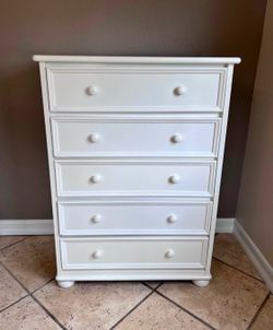 Beautiful White 5 Drawer Dresser