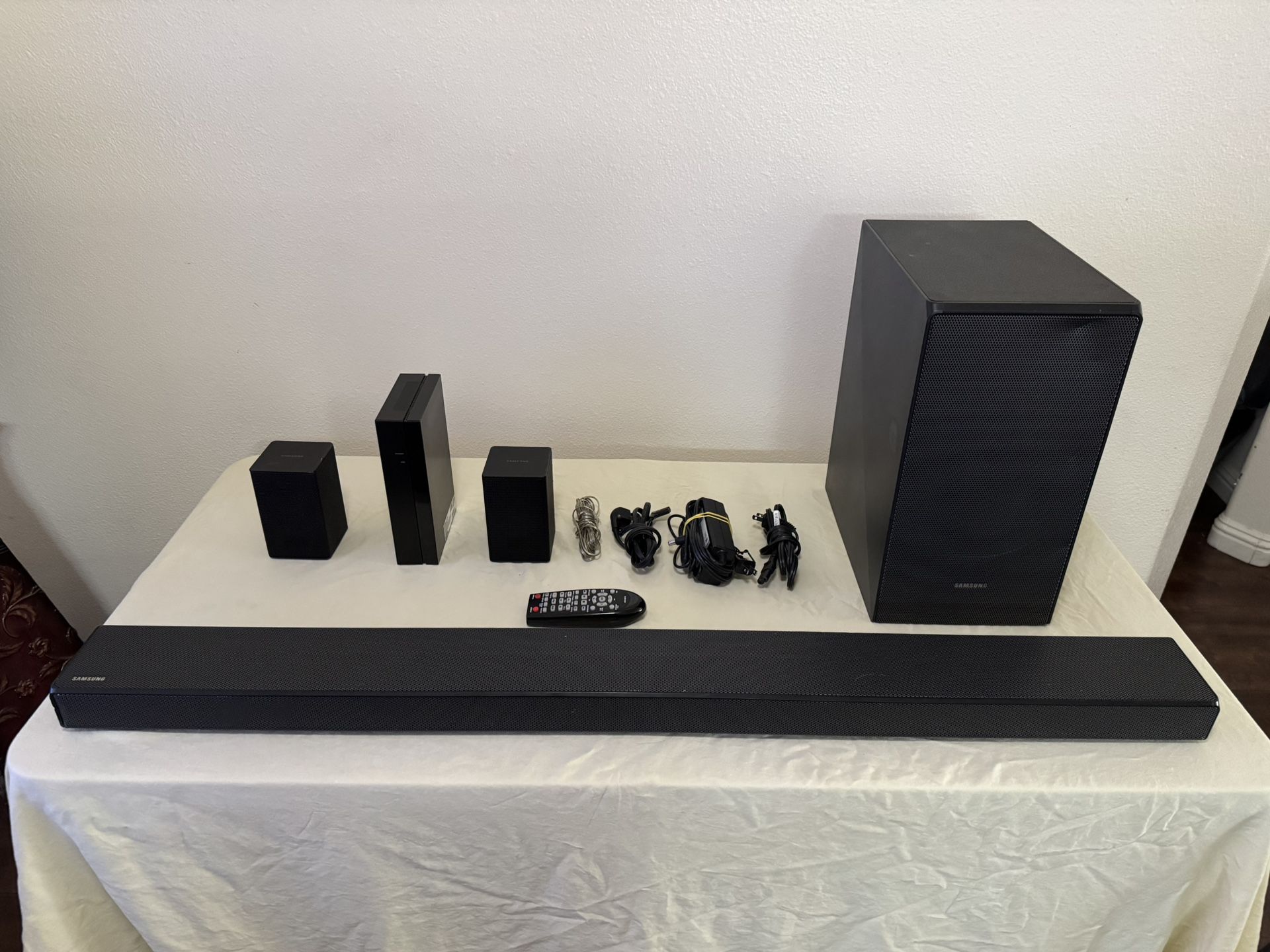 Samsung HW-N650 is a 5.1-channel panoramic soundbar system featuring Buetooth Acoustic Beam technology and a wireless subwoofer.Along with SAMSUNG S