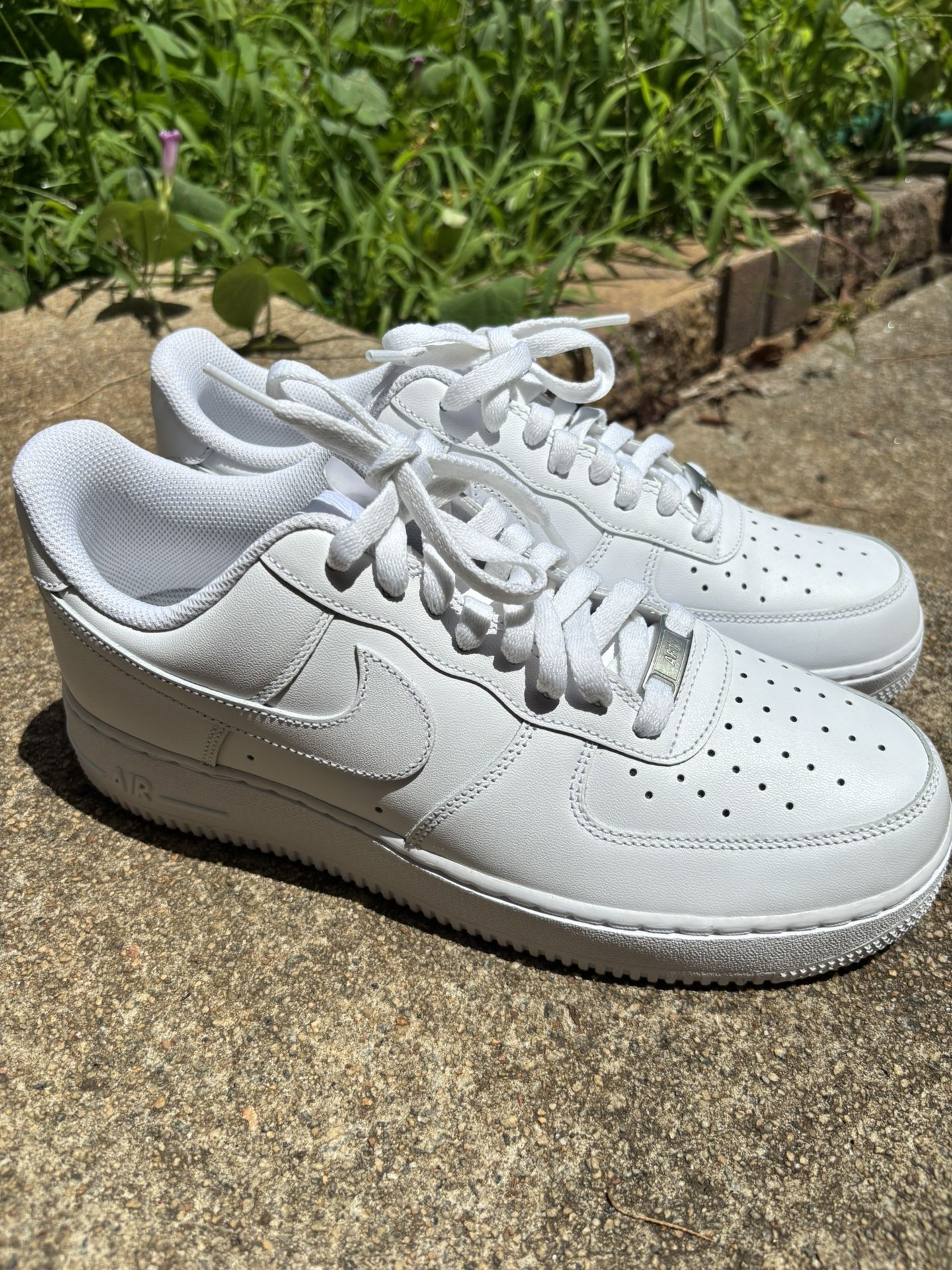 White Nike Air Force 1 trainers