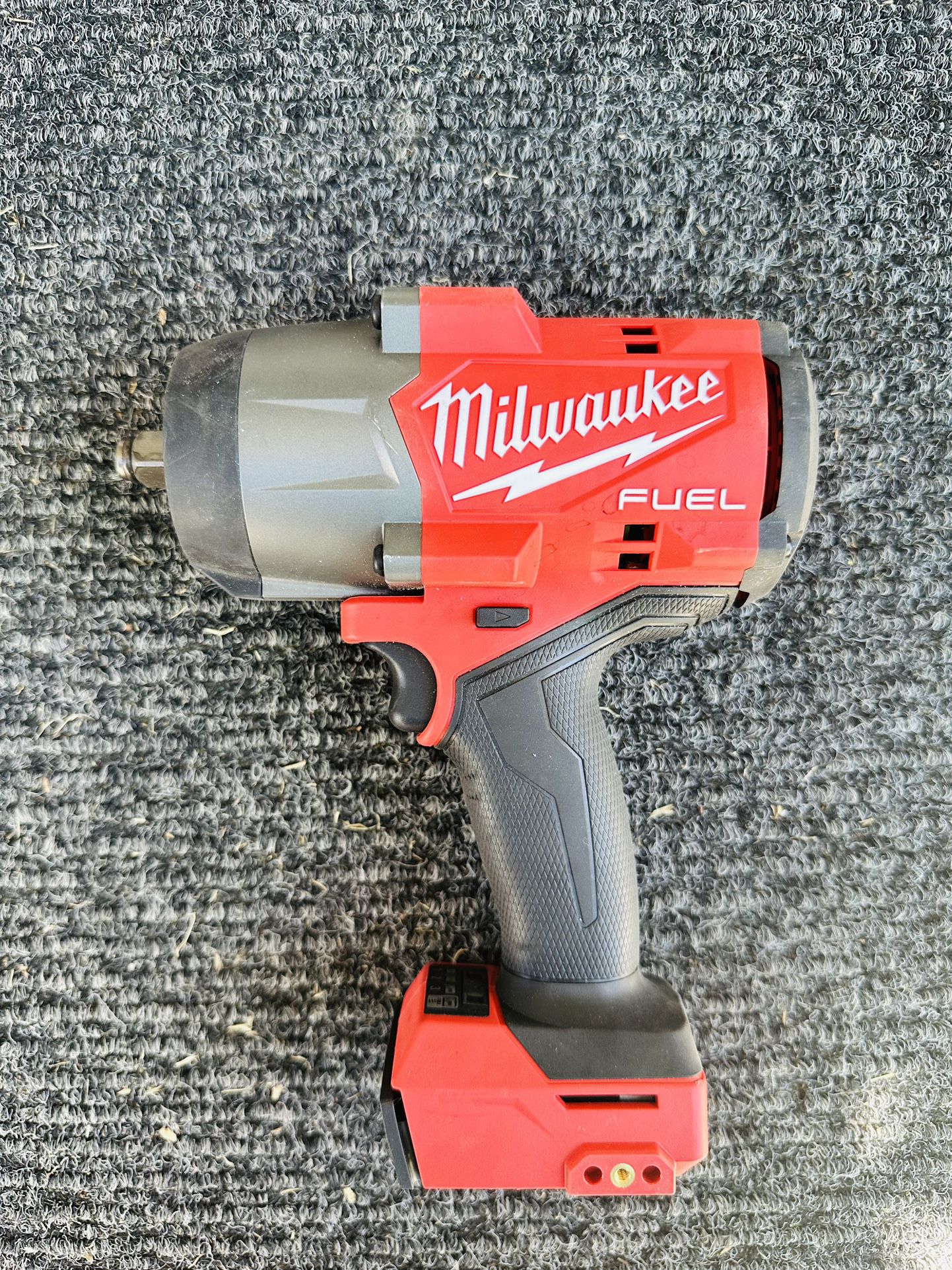 MILWAUKEE M18V FUEL Brushless Cordless 1/2” Square-Ring Impact Wrench w/ Friction Ring (TOOL ONLY/SOLO LA HERRAMIENTA)