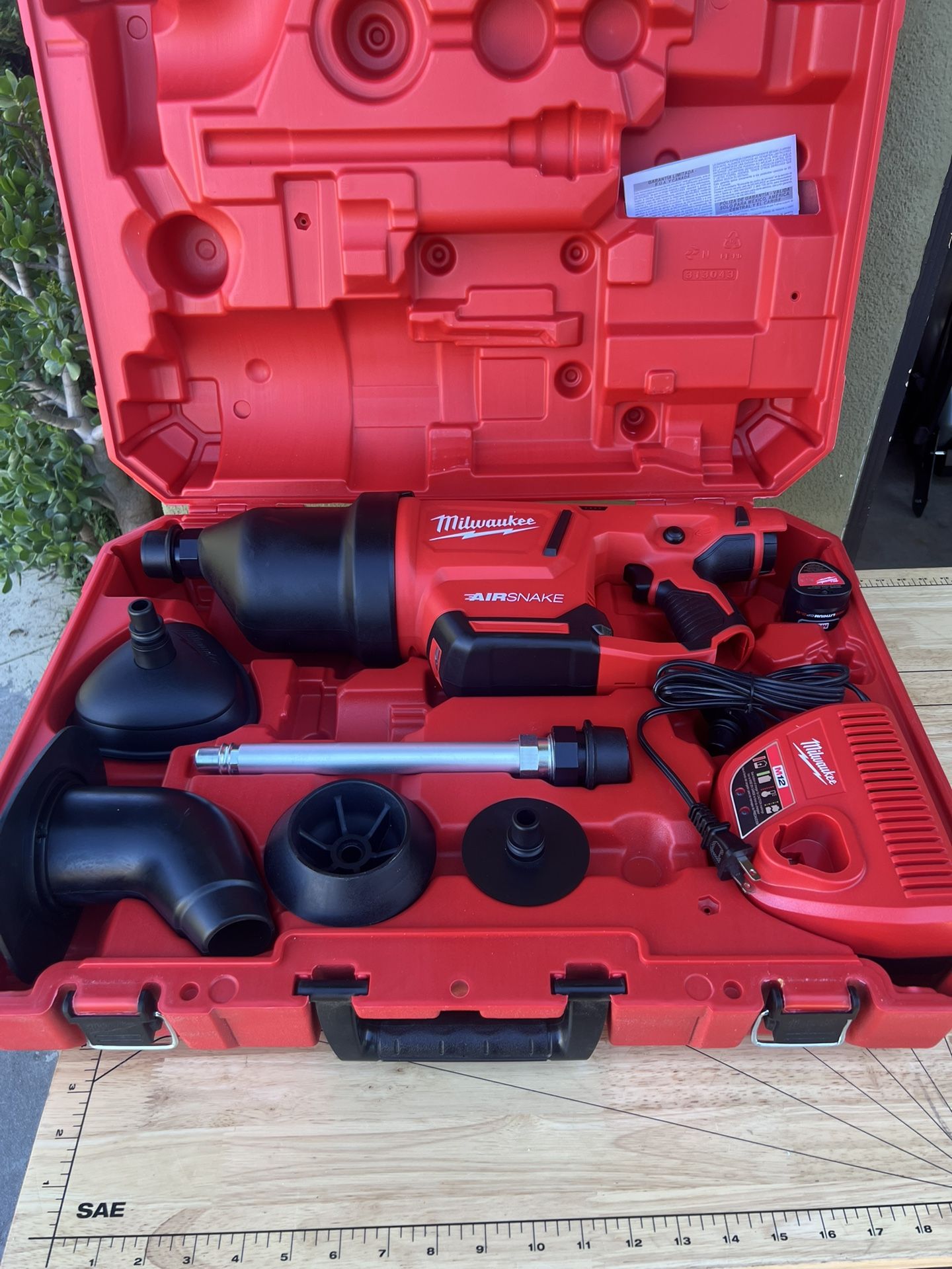 Milwaukee (2572B-21) M12 12-Volt Lithium-Ion Cordless Drain Cleaning Airsnake Air Gun Kit with (1) 2.0Ah Battery, Toilet Attachments