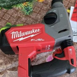Milwaukee
M18 FUEL 18V Lithium-Ion Brushless Cordless 1 in. SDS-Plus Rotary Hammer (Tool-Only)