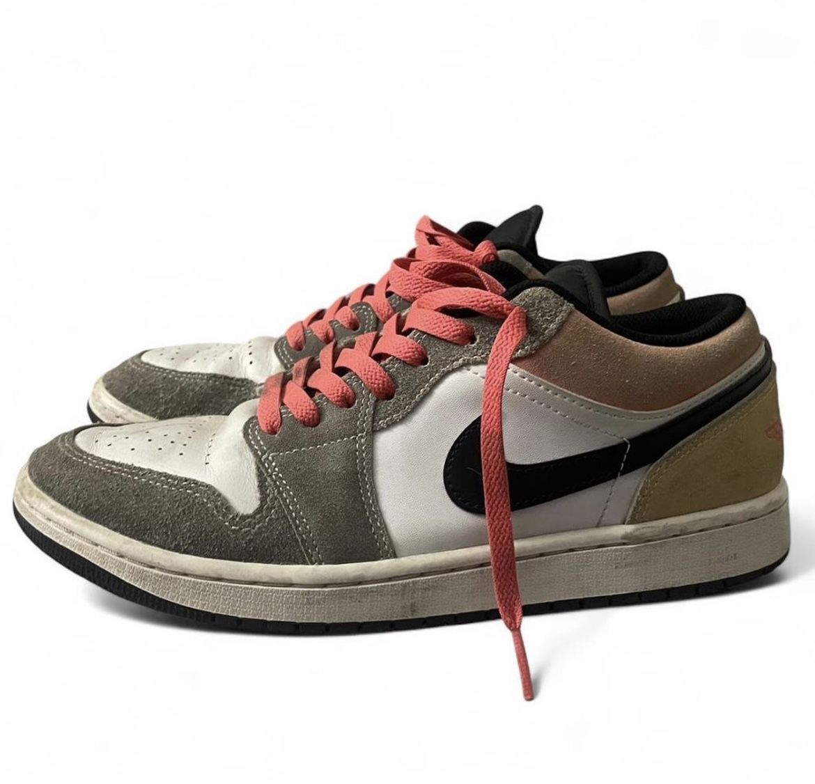 Jordan 1 Low SE 'Flight Club' sneaker. 