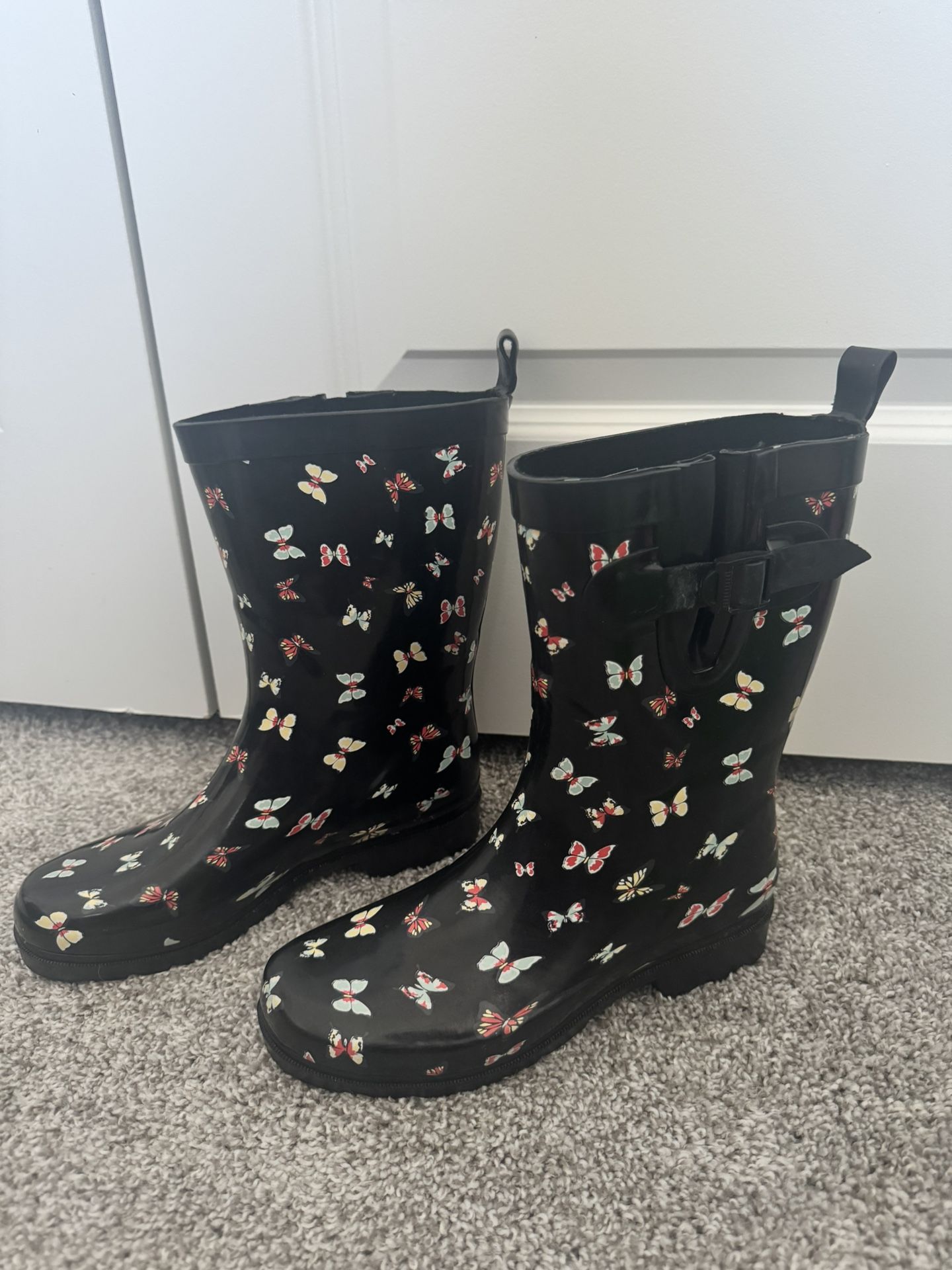 Women’s rain boots size 8