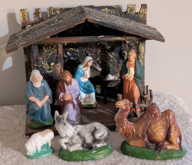 Vintage Nativity Scene With 8 Figurines