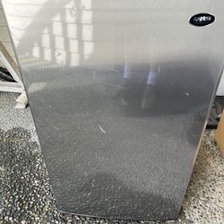 Sanyo mini fridge 3x2