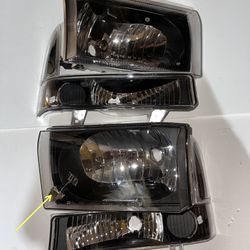 Ford F-250/F-350/F-450/F-550 Super Duty Black Housing Headlights for 1999 to 2004