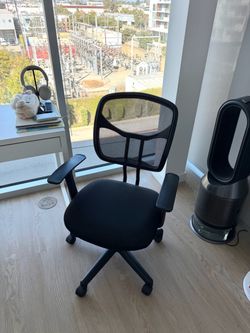 Black Mesh Office Chair with Armrests