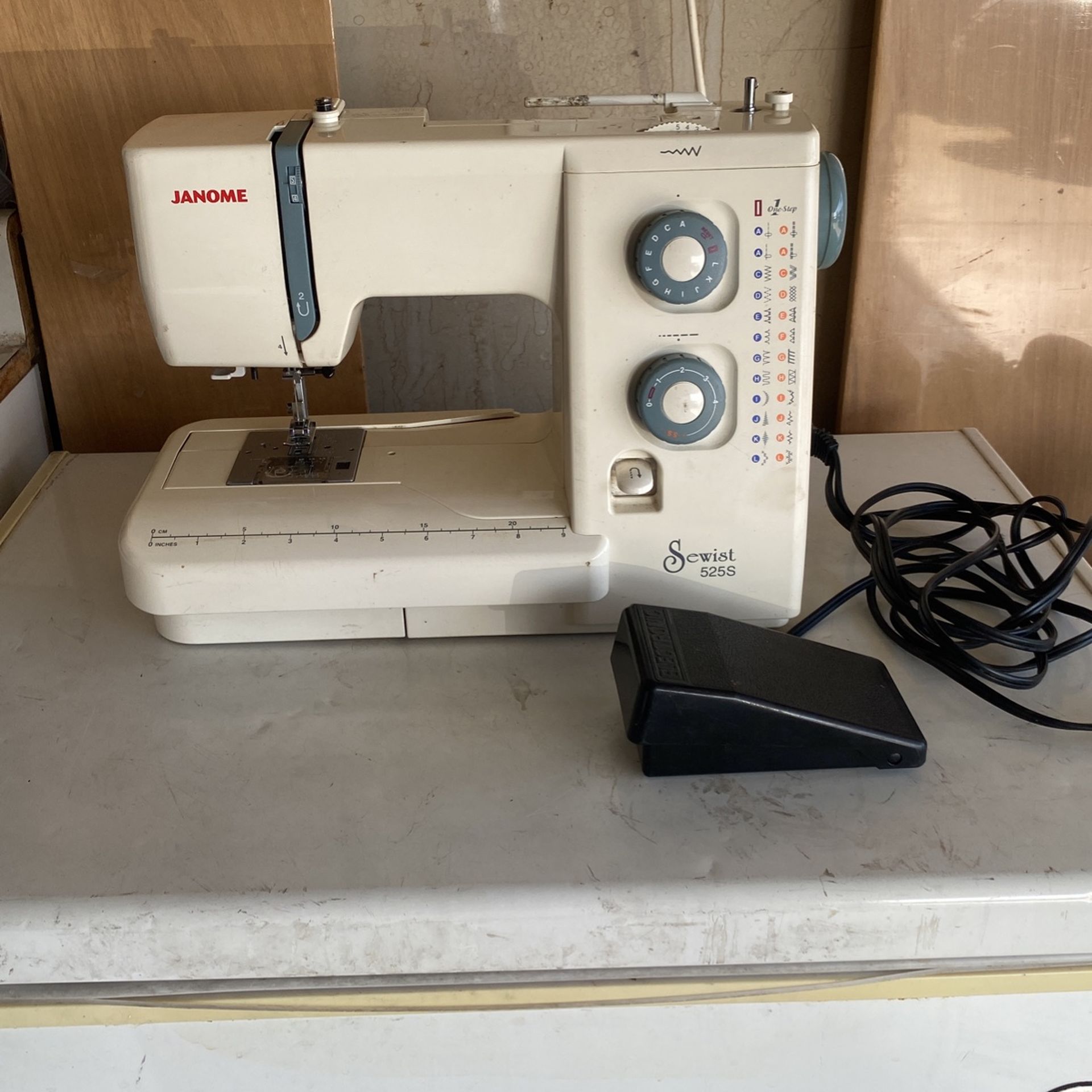 JANOME Sewist 525s
