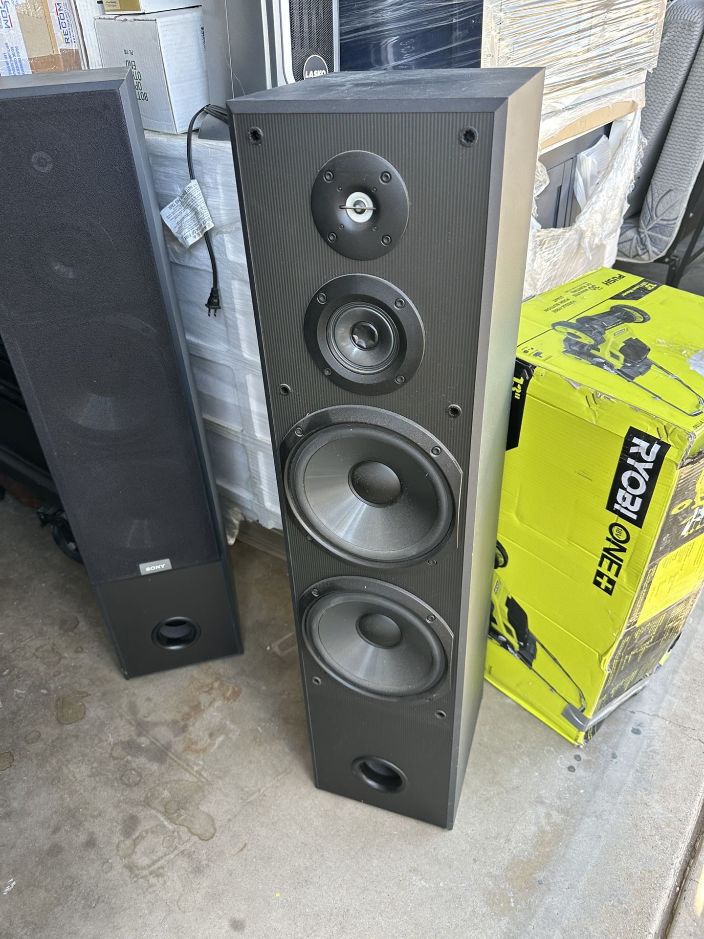 2 pcs Sony SS-MF600H tower speaker pair! These are 3-way, 4-driver steel lake nee super strong come see it really good price we locate in hesperia   