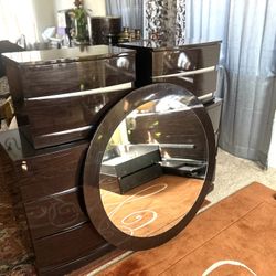 Aurora black big dresser wenge   (6) drawers  with mirror and 2 night stands  very good condition