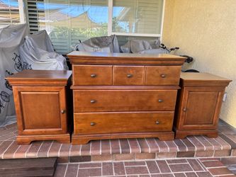 3 Pieces bedroom set like new with Dresser and Nightstands