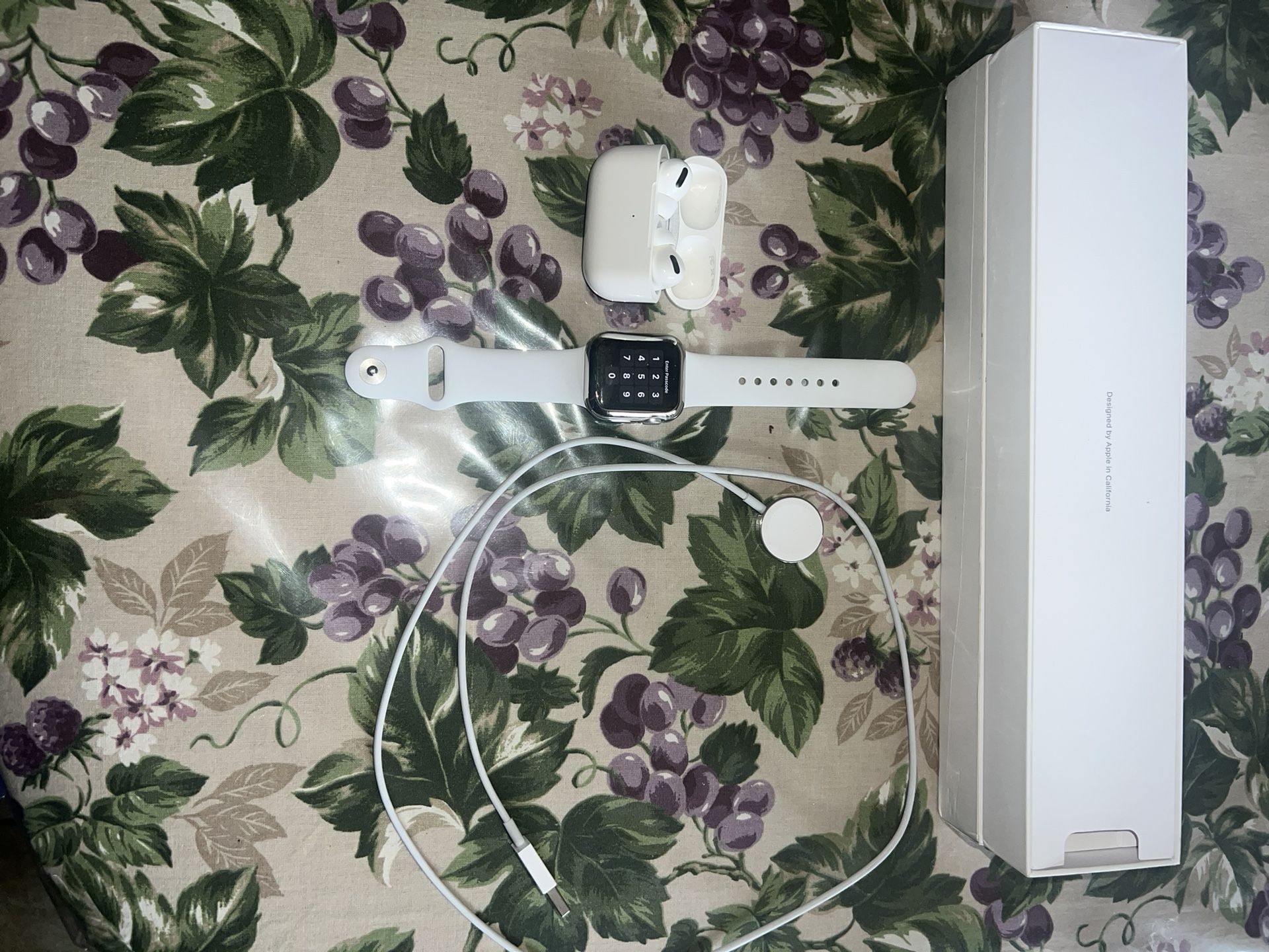 APPLE WATCH & AIRPODS PRO