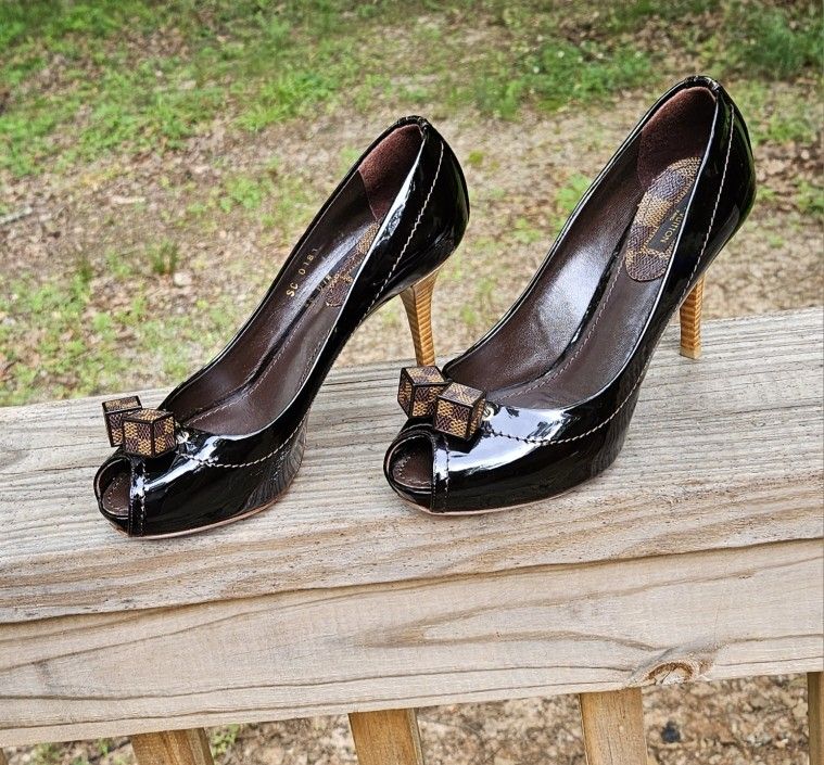 Women's Louis Vuitton Dark Brown Patent Leather Pump Heels Size 6 US
