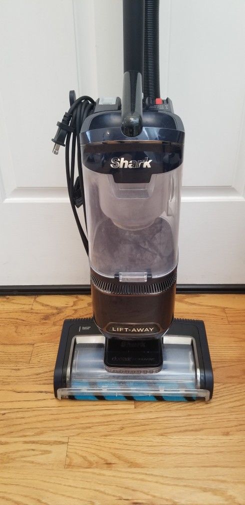 NEW cond Shark VACUUM WITH COMPLETE ATTACHMENTS    ,AMAZING SUCTION  , WORKS EXCELLENT. ,