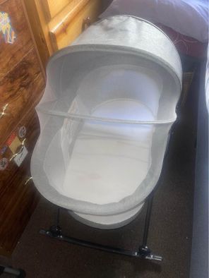 baby rocking bassinet with canopy good condition folds for easy travel . good for parks beach. Has net screen to keep flies and bugs away . Pick up el