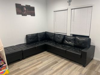 Black Couches/Sofas