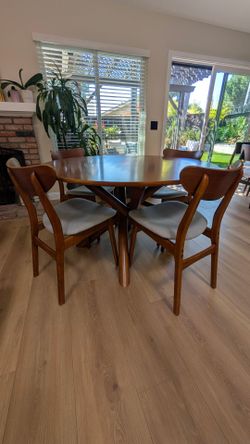 West Elm Mid‑Century Round Dining Table with 4 chairs