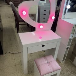 New Heart-Shaped Vanity For Little Girls