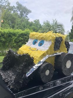 Piñatas esta mide 41x35 x 24