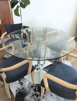 Round glass dining table- excellent condition