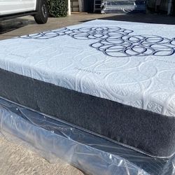 Queen Bamboo Hybrid Cooling Gel Memory Foam Mattress!!