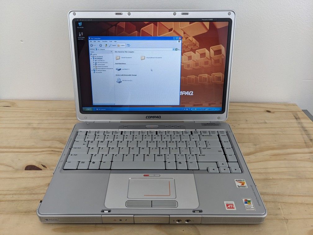 Vintage mint condition Compaq Presario V2000 Windows XP laptop