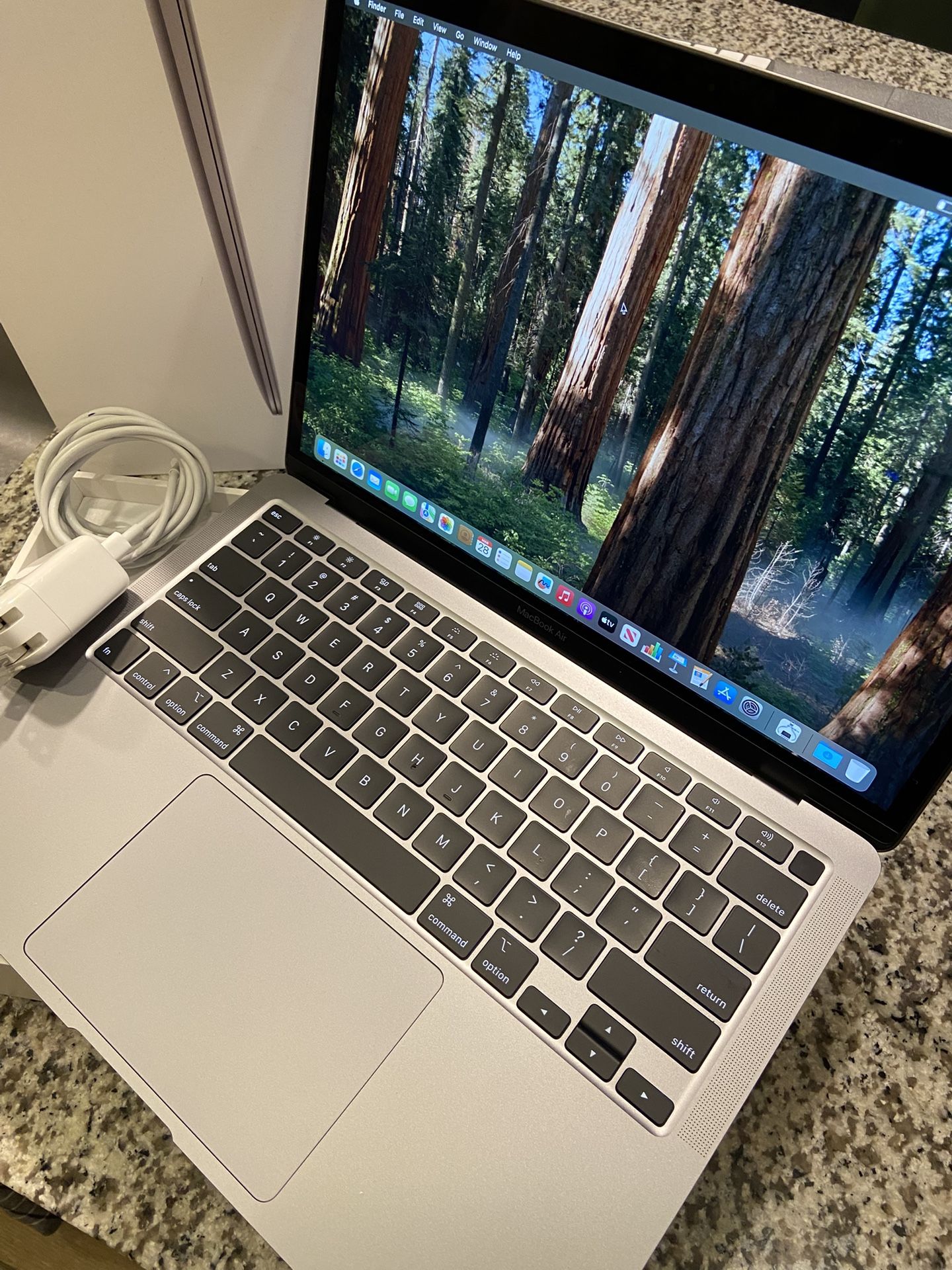 2020 MacBook Air 13.3-inch Retina Display i3 Processor 8gb Ram 256gb Ssd With Box And Charger - Works Great