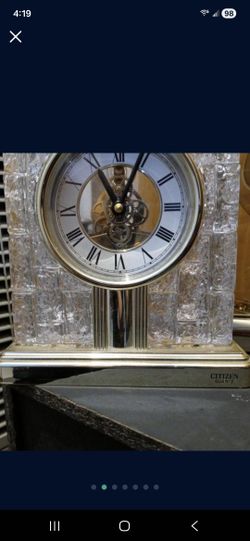Elegant Citizen quartz table clock with Roman numerals.