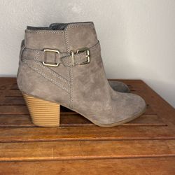 Express Women’s 9 Boots