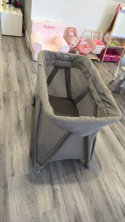 Nuna Cove Air Go travel crib & Wood Playpen & Mat
