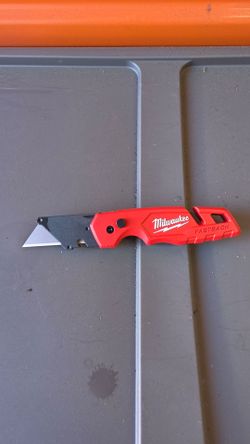 Milwaukee
FASTBACK Folding Utility Knife with General Purpose Blade
