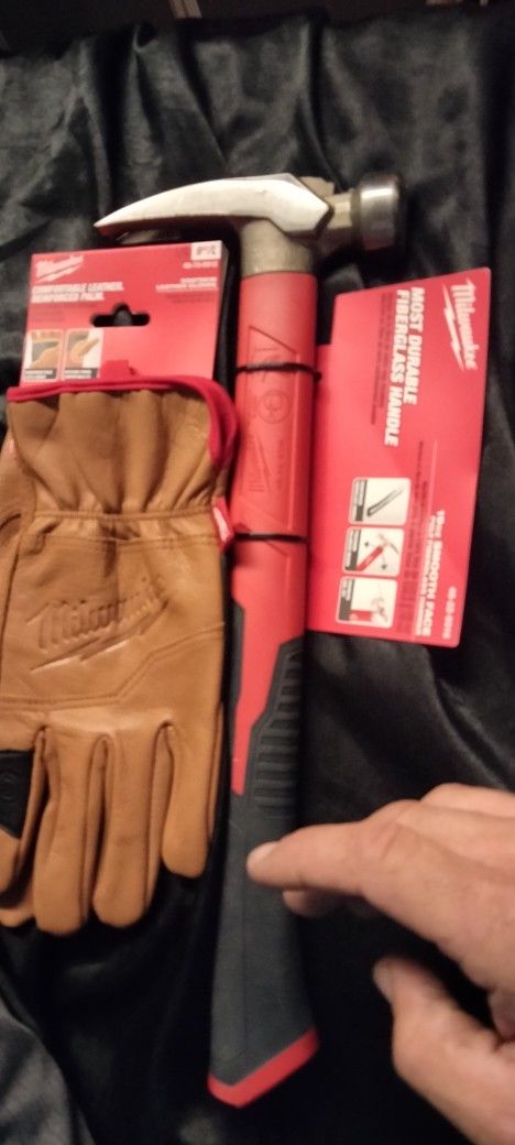 Milwuakee 19 Oz Poly Fiberglass Hammer And LG Leather Gloves