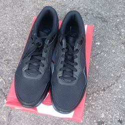 Nike New Air Max Sz 10 .5 BLK