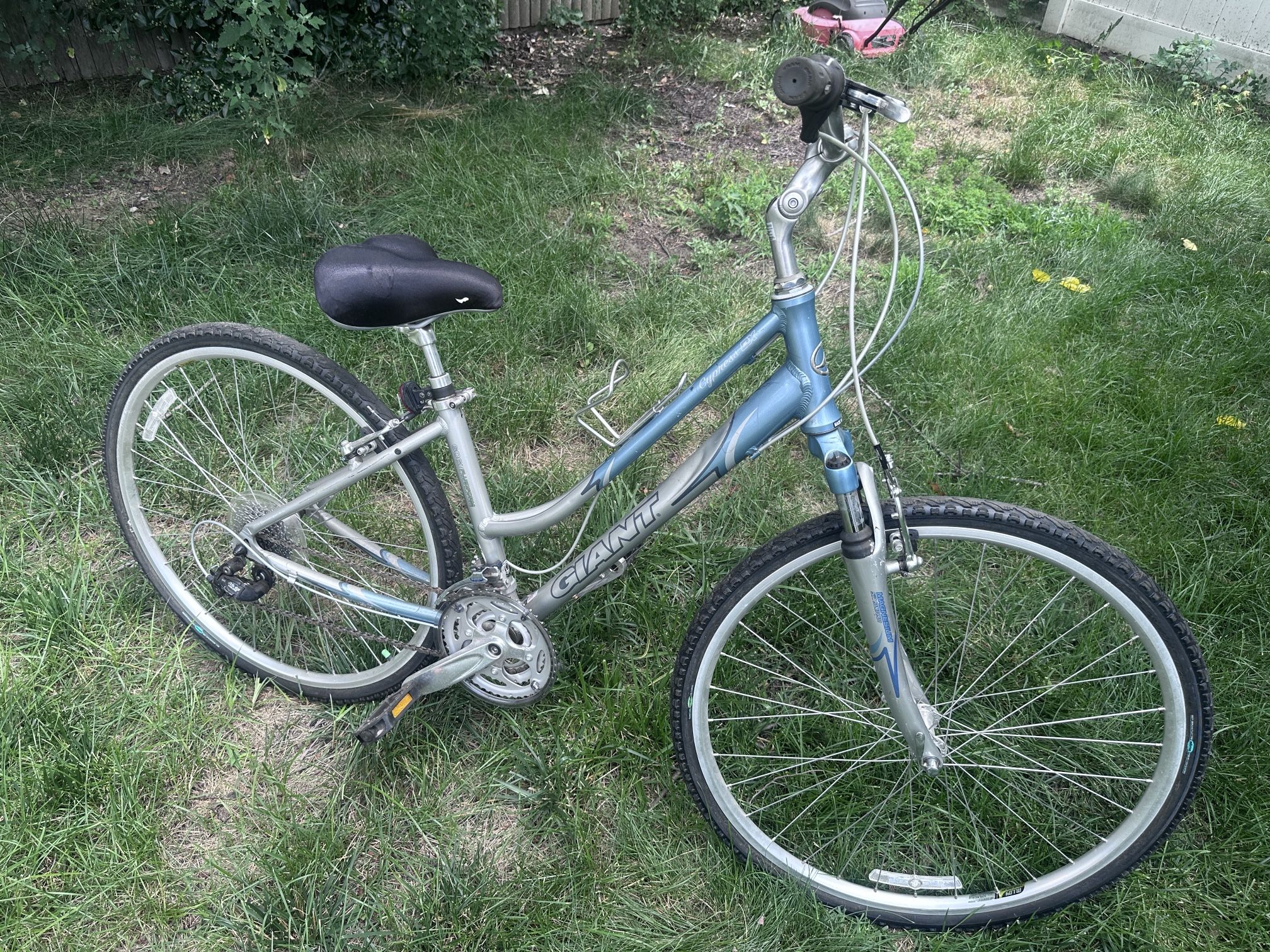 GIANT ROAD HYBRID BIKE 27” tires bicycle