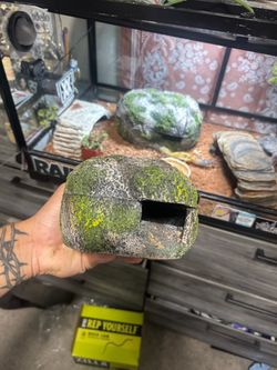 Zilla Reptile Rock lair small