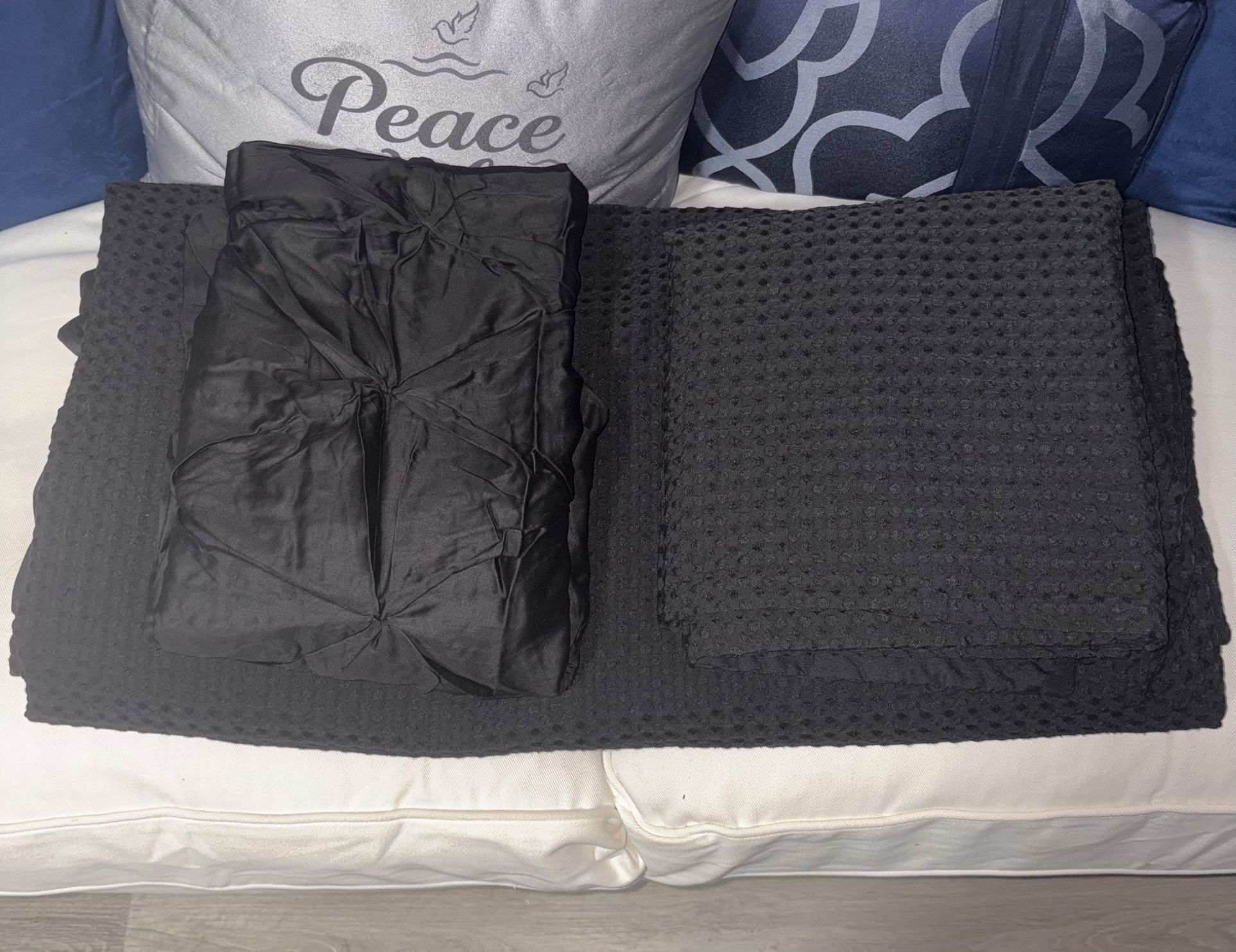 Cali-King Duvet Cover Set, Black - Ultra Soft Luxury Textured. 1 Duvet Cover, 4 Pillow Shames.