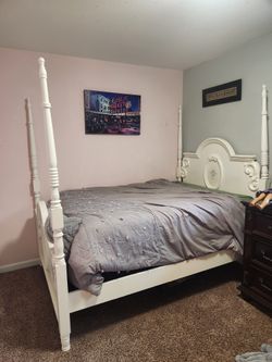 Full Size White 4 Poster Bed Frame. Mattress Included 