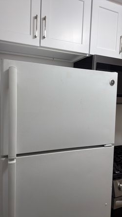 GE Top-Freezer Refrigerator White