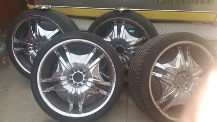 P 245 35 ZR 20 4 llantas 4 rrines 1 rin esta un poco golpiado