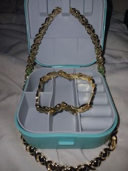 Cadena  y  pulsera bañada  en oro