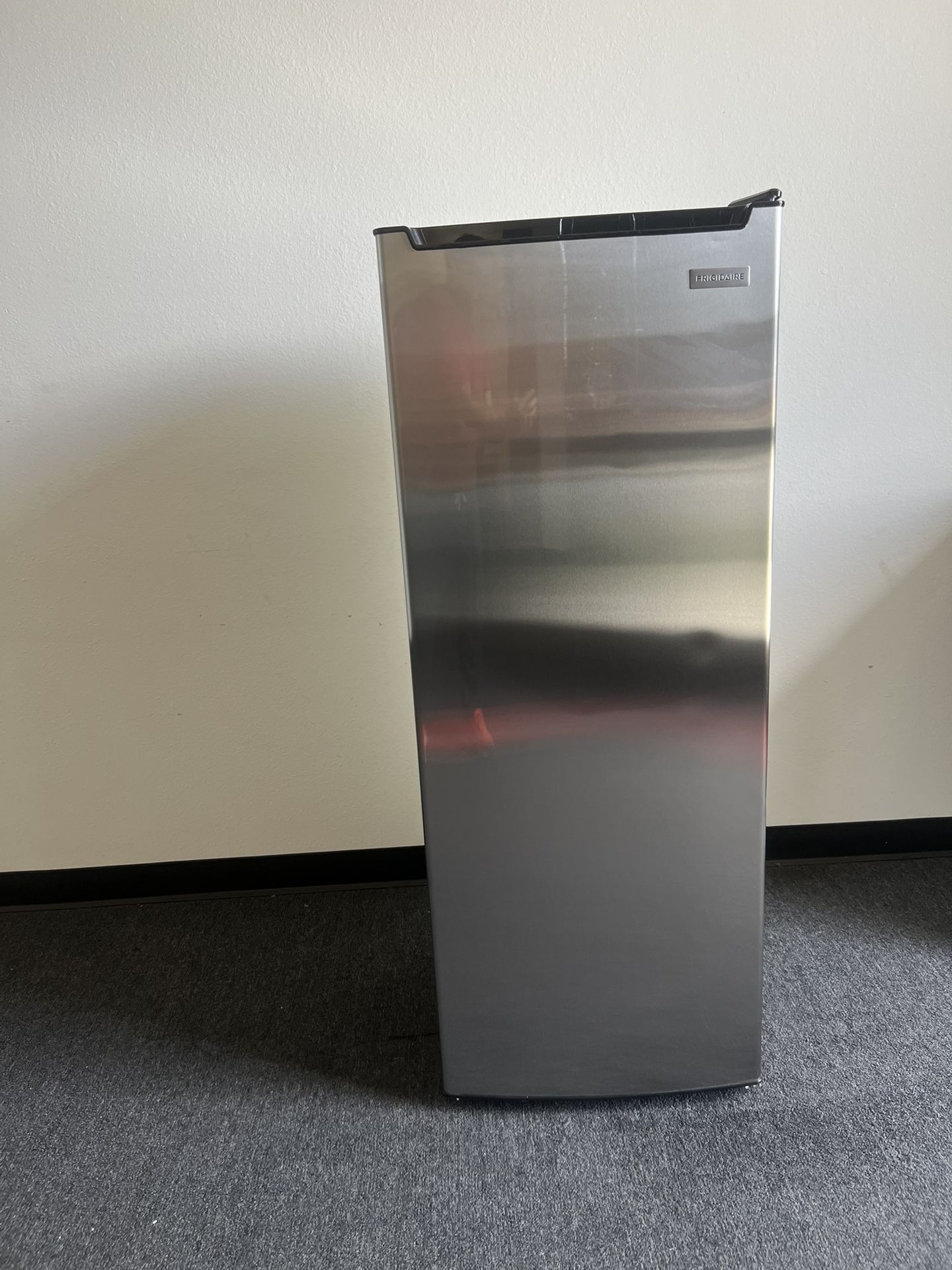 Frigidaire, 6.5 Cu. Ft. Upright Freezer (Part Number: EFRF698)
