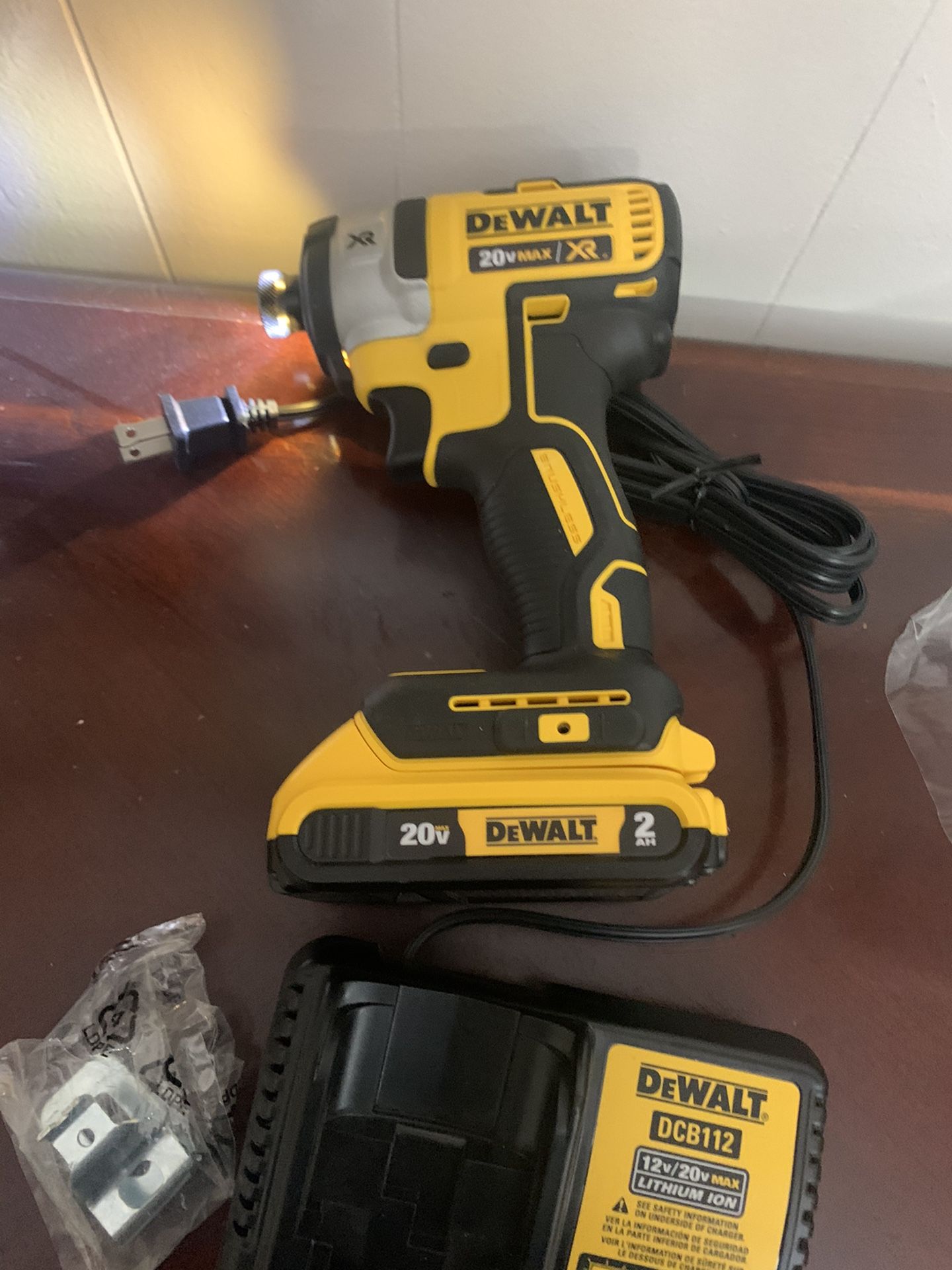 DEWALT 20v imapact xr 3-Speed brushles battery 2.0 and charger new