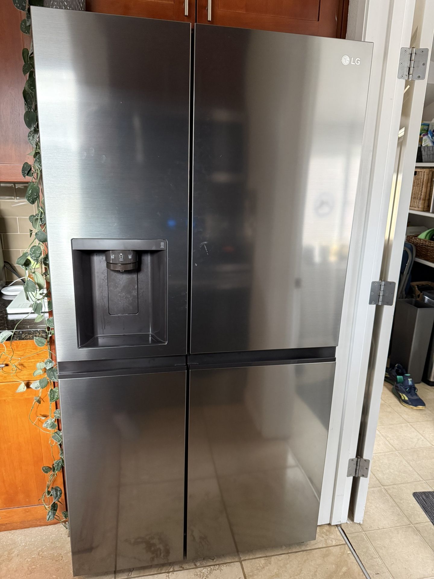 LG 23 cu ft Side-by-Side – Excellent Condition