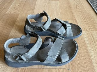 Man’s sandals Teva - Size 10 - Good and clean condition, almost new - If the listing is up and you can see it, that means the item is available - Pick