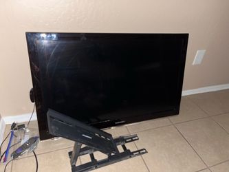 Samsung Flat Screen TV with Wall Mount