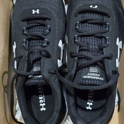 Men's shoes - Under Armour size 10 black
Charged model