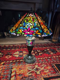 Spectacular Tiffany-Style Lamp – Vibrant Stained Glass