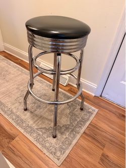 SWIVEL BAR STOOL WITH CHROME FRAME AND A DOUBLE RING
