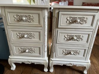 Set Of 2 White Nightstands